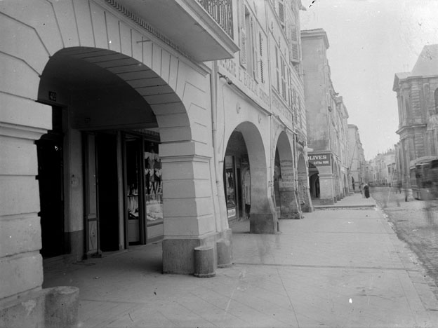 File:Rue à arcades, La Rochelle, septembre 1907 (5491472976).jpg