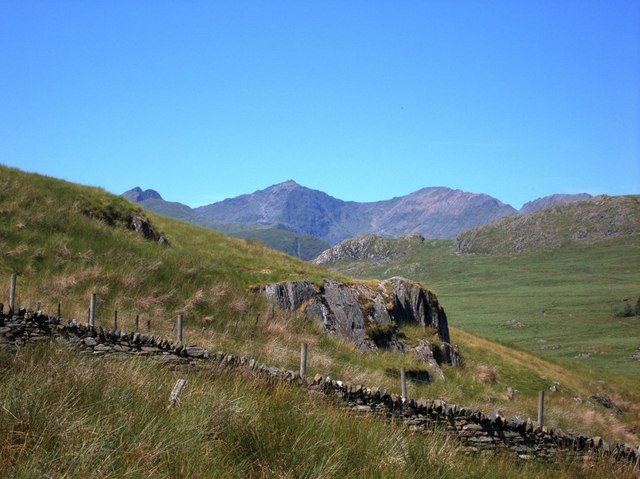 File:Scattered rocks at the northern spur of yr Arddu - geograph.org.uk - 203074.jpg