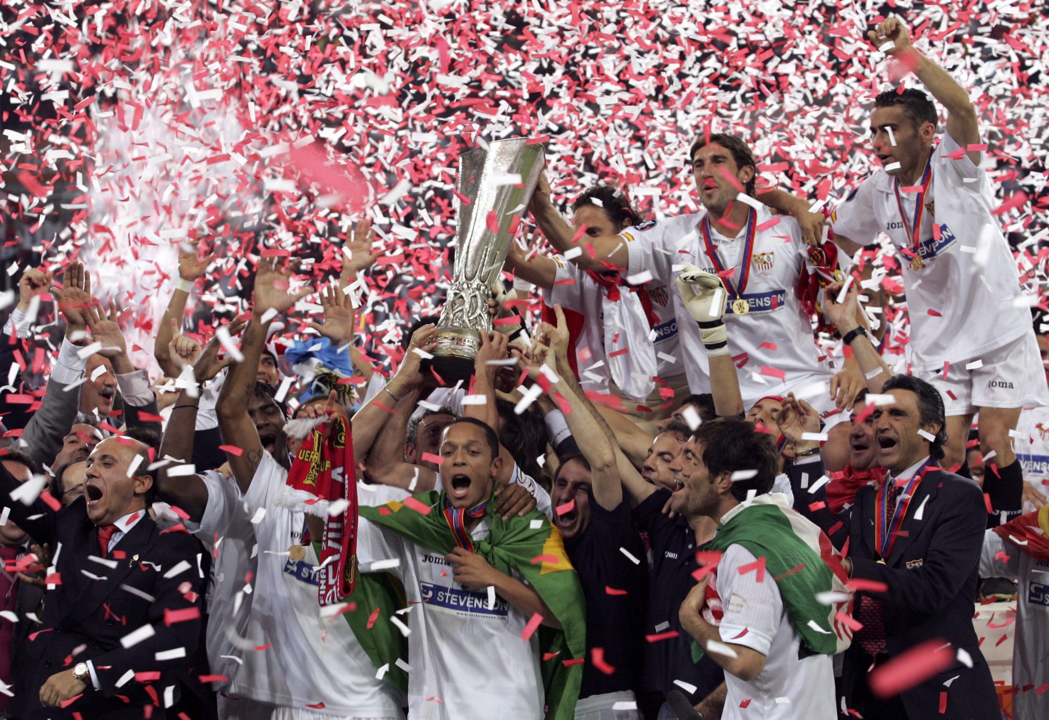 File:Sevilla UEFA Cup 2006.jpg - Wikimedia Commons