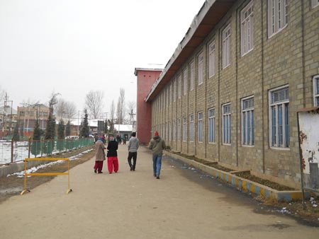 File:Side view of main building, Government Degree College, Sopore, 2013-11-18 22-33.jpg