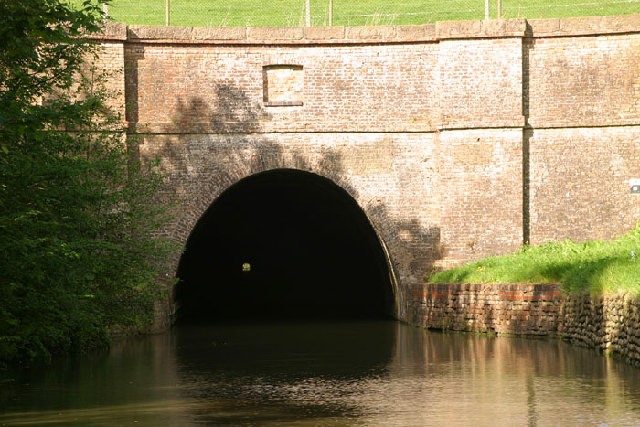 File:The entrance to Crick Tunnel on the Grand Union Canal (Leicester Section) - geograph.org.uk - 30543.jpg