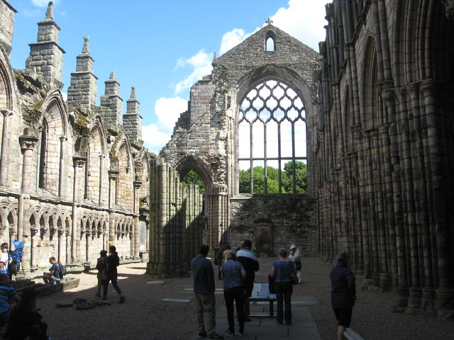 File:The great east window of Holyrood (Holyrude) Abbey (geograph 3576619).jpg