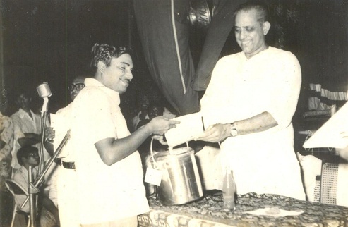 File:Yadlapati venkatarao awarded prize to krishnasuryakumar.jpg