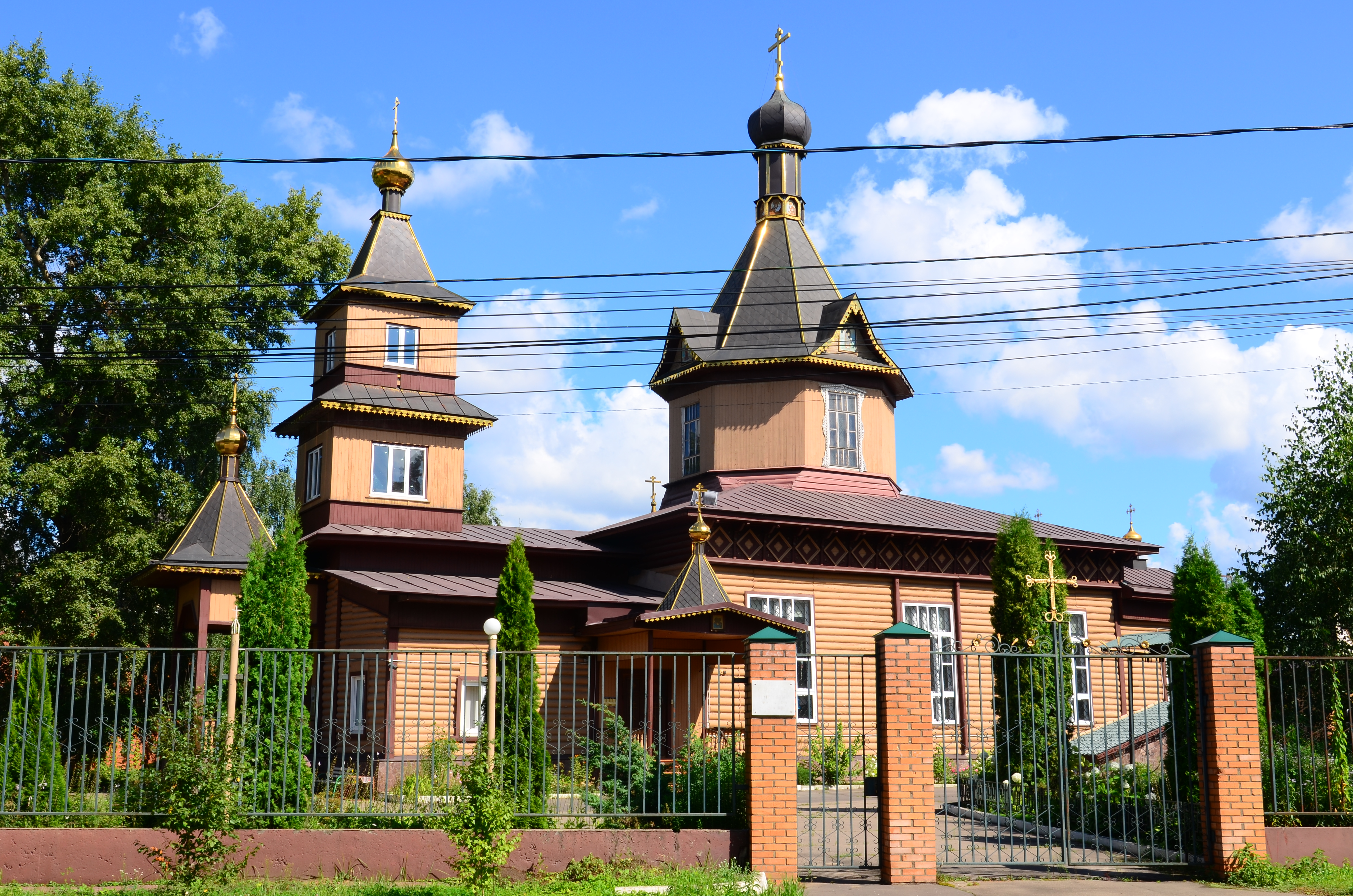 Г малаховка московская область. Малаховка Церковь Петра и Павла. Храм в Малаховке. Малаховка Люберецкий район храм. Деревянный храм в Малаховке.