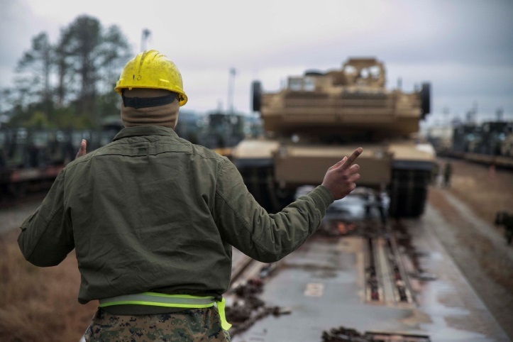 File:2nd Tanks, CLB-2, load rails for DFT to Fort Pickett 150217-M-BZ918-045.jpg