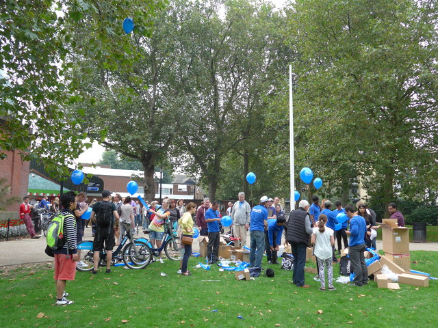 File:A merry scene in Island Gardens - geograph.org.uk - 4160518.jpg