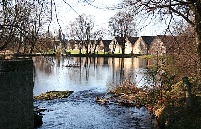 File:Ben Riach Distillery - geograph.org.uk - 1190737.jpg