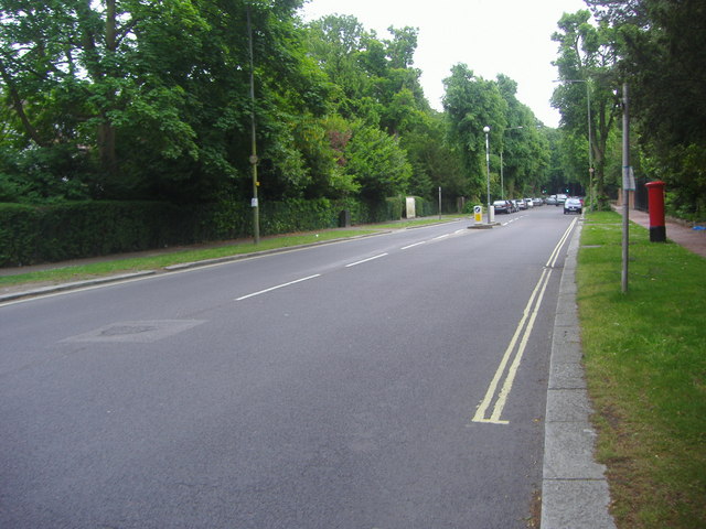 File:Bishops Avenue south end - geograph.org.uk - 1324636.jpg