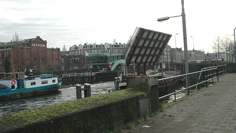 File:Brug 346, Westerkeersluis in Amsterdam, Netherlands.jpg