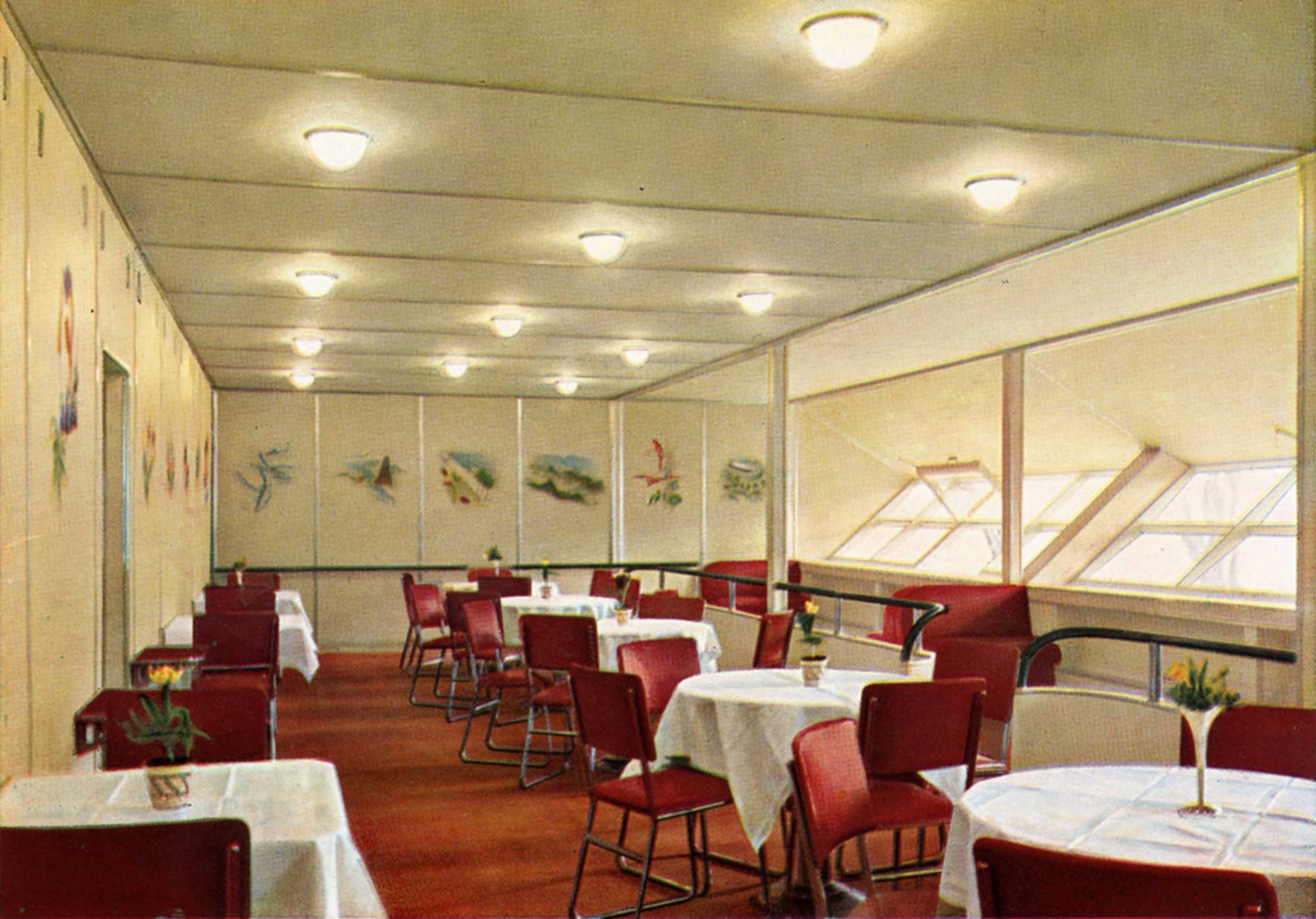 The dining room of the Hindenburg (German Federal Archives, <a href="https://creativecommons.org/licenses/by-sa/3.0/de/deed.en" target="_blank" rel="noreferrer noopener">CC BY-SA 3.0 de</a>)