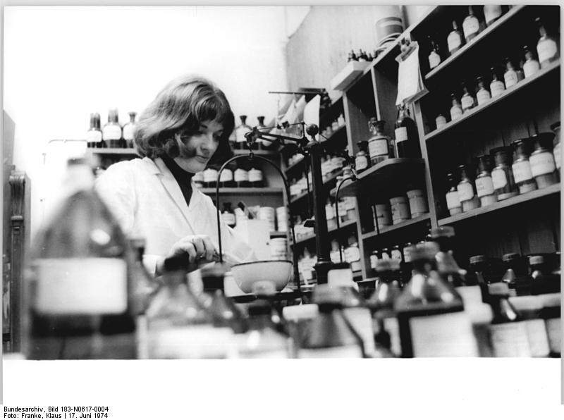 File:Bundesarchiv Bild 183-N0617-0004, Chemnitz, Bezirksapotheke, Rezepturraum.jpg