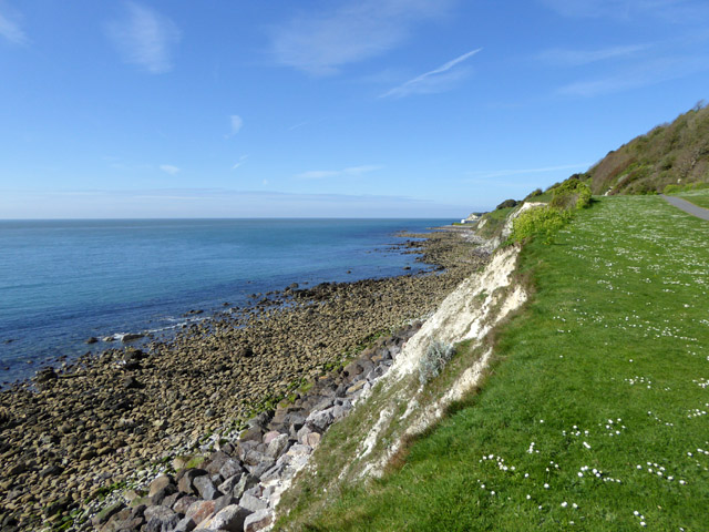 File:Coast west of Ventnor - geograph.org.uk - 5351310.jpg