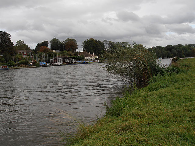 File:Forever onwards - The River Thames - geograph.org.uk - 3175960.jpg