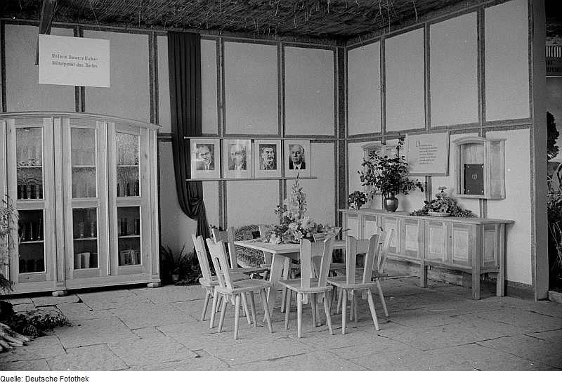 File:Fotothek df roe-neg 0006322 005 Bauernstube mit Porträts von Otto Grotewohl, Walter Ulbricht, Josef Stalin und W.jpg