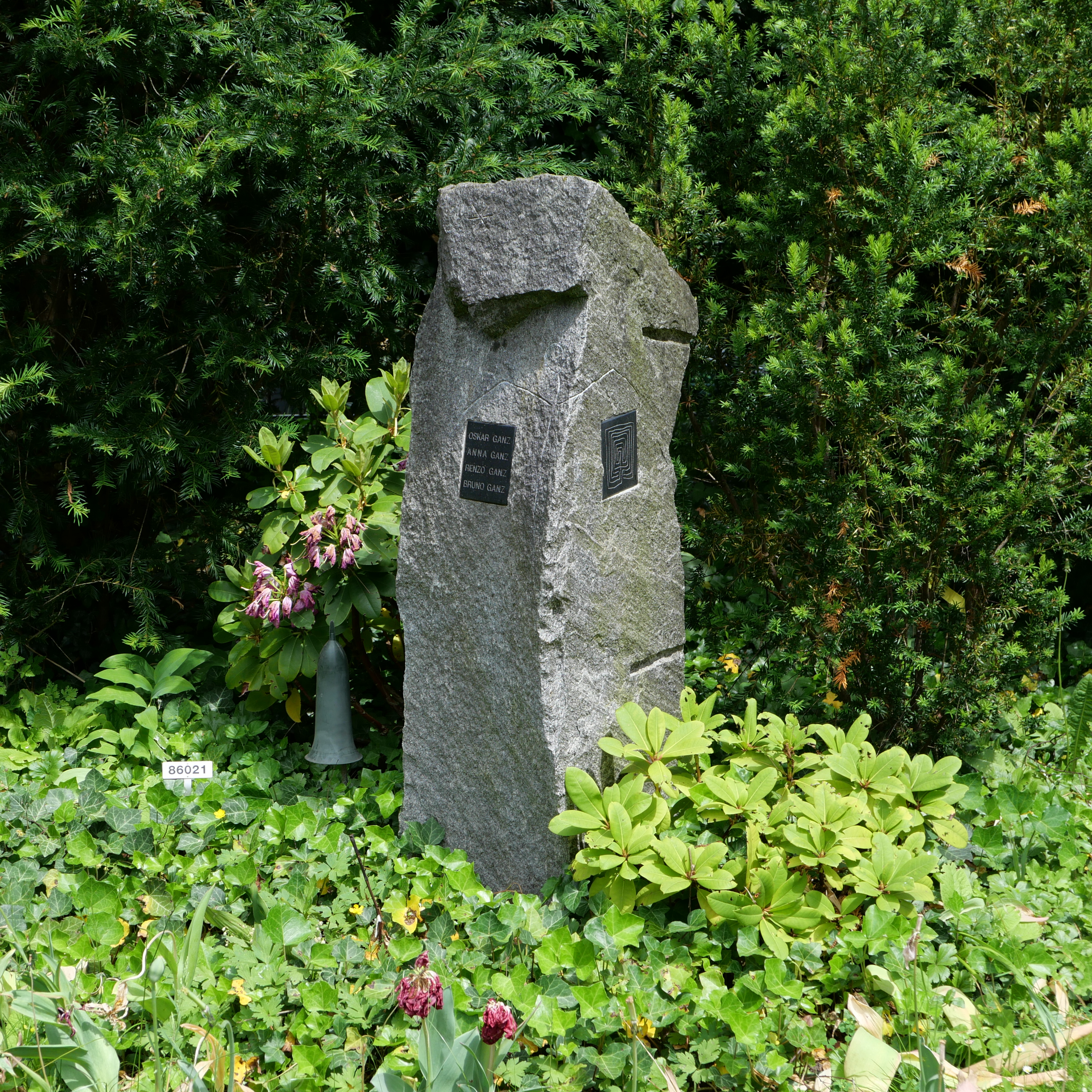 La tumba de Ganz, su hermano Renzo y sus padres, Anna y Oskar en el [[Cementerio Rehalp