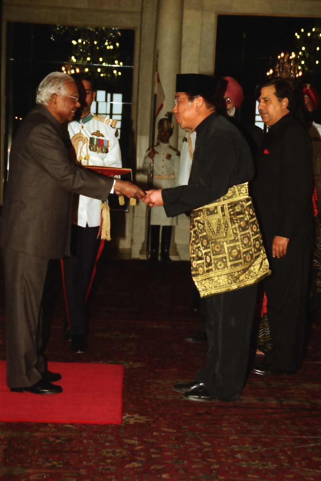 [[President of India|President]] [[K. R. Narayanan|Narayanan]] receiving a letter of credence from Abdul Ghafar (right) in 2001