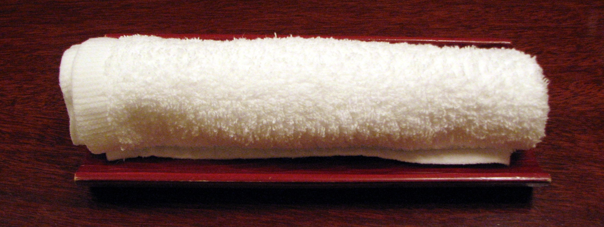 https://upload.wikimedia.org/wikipedia/commons/5/55/Hot_towel_Japan.jpg