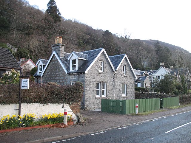 File:Houses, between Onich and North Ballachulish - geograph.org.uk - 728247.jpg