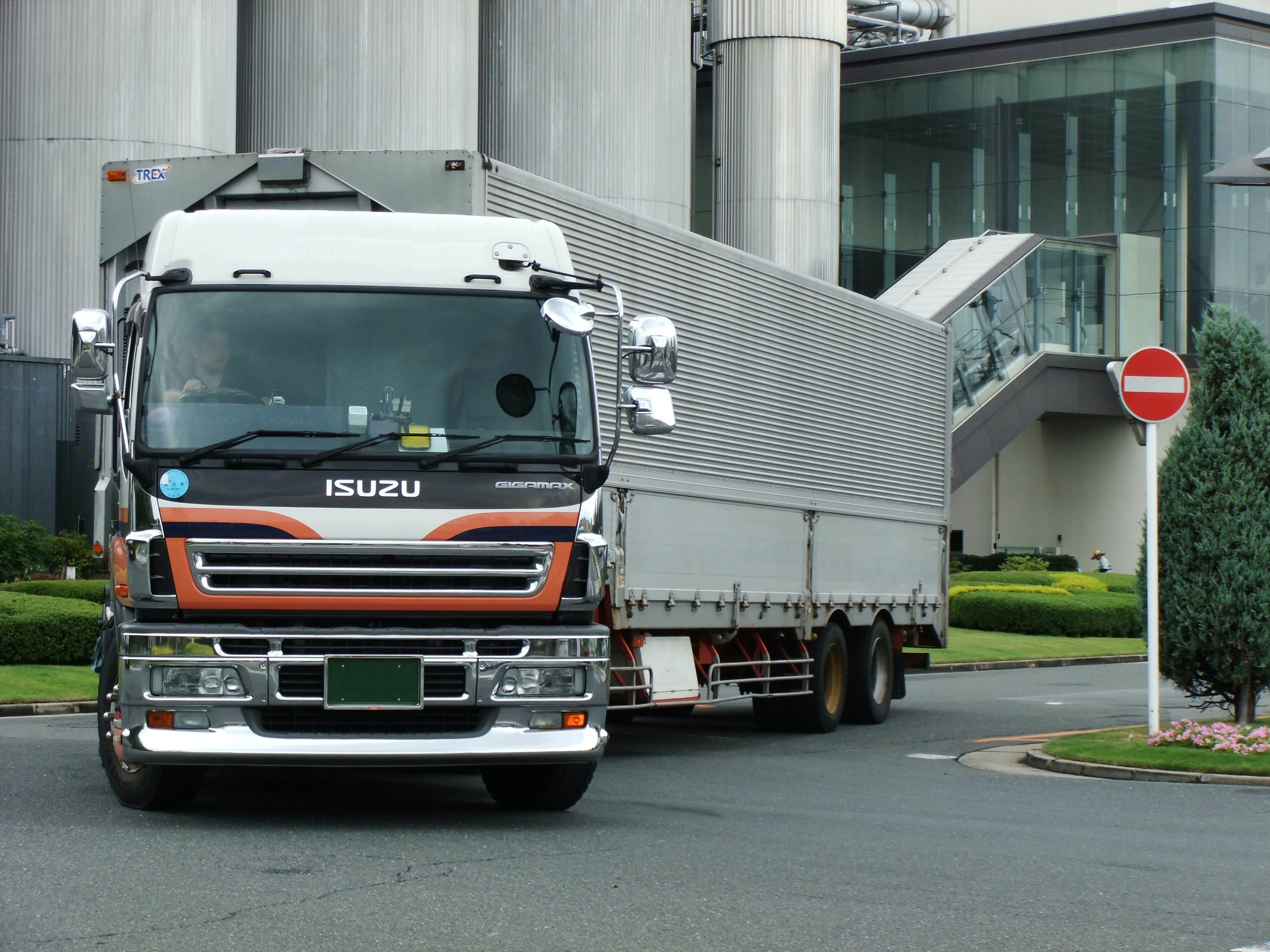 ISUZU_GIGAMAX%2C_Semi-Trailer.jpg