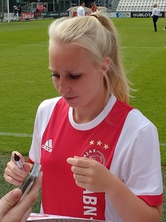 File:Inessa Kaagman - signeersessie - 20180527.png