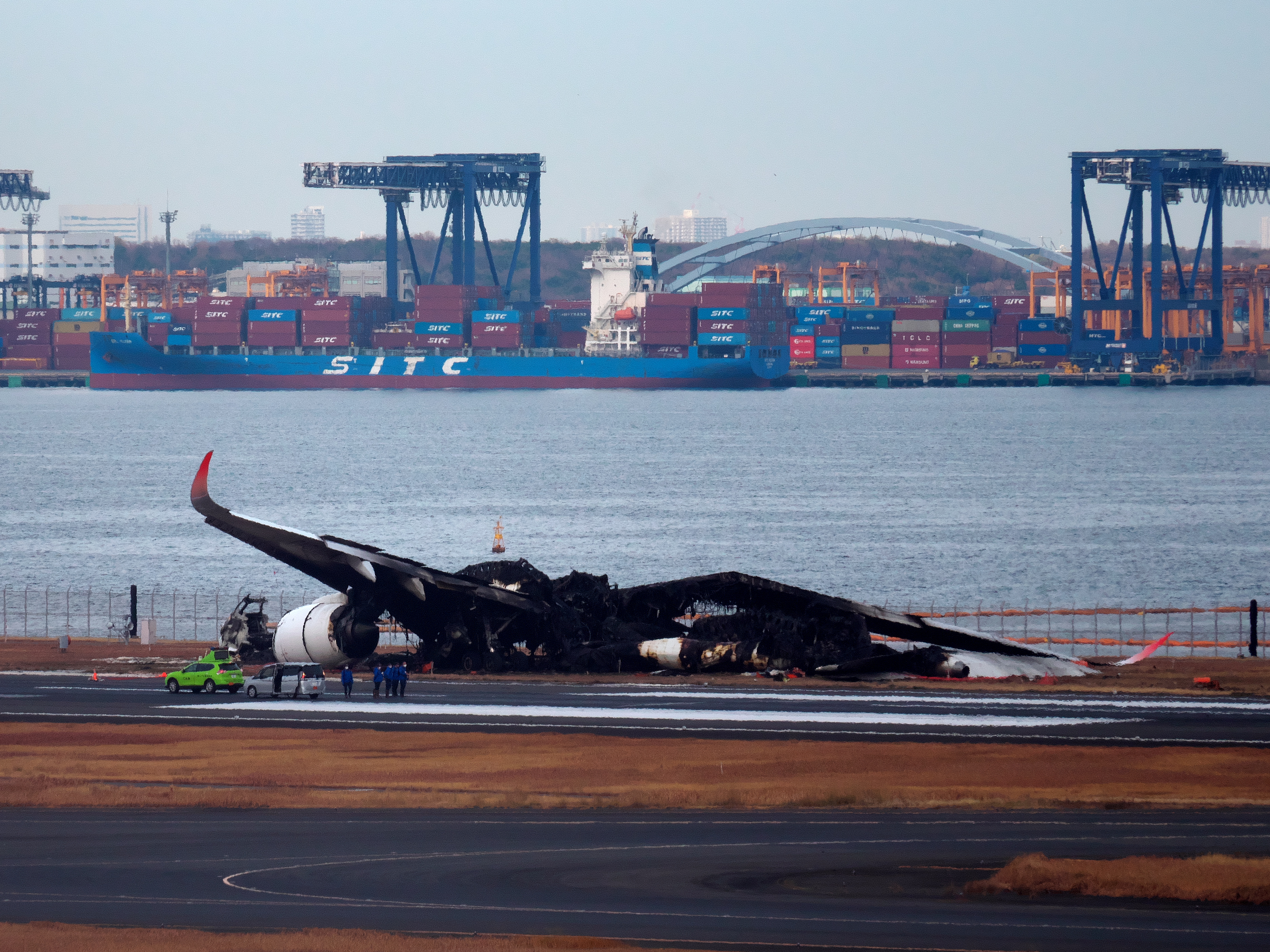 ファイル:Japan Airlines 516 JA13XJ wreckage.jpg - Wikipedia