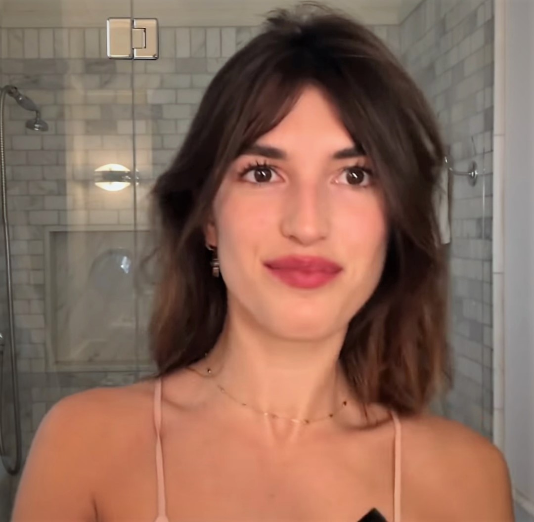 Jeanne Damas makeup routine.jpg. d:Special:EntityPage/P1163. d:Special:Enti...