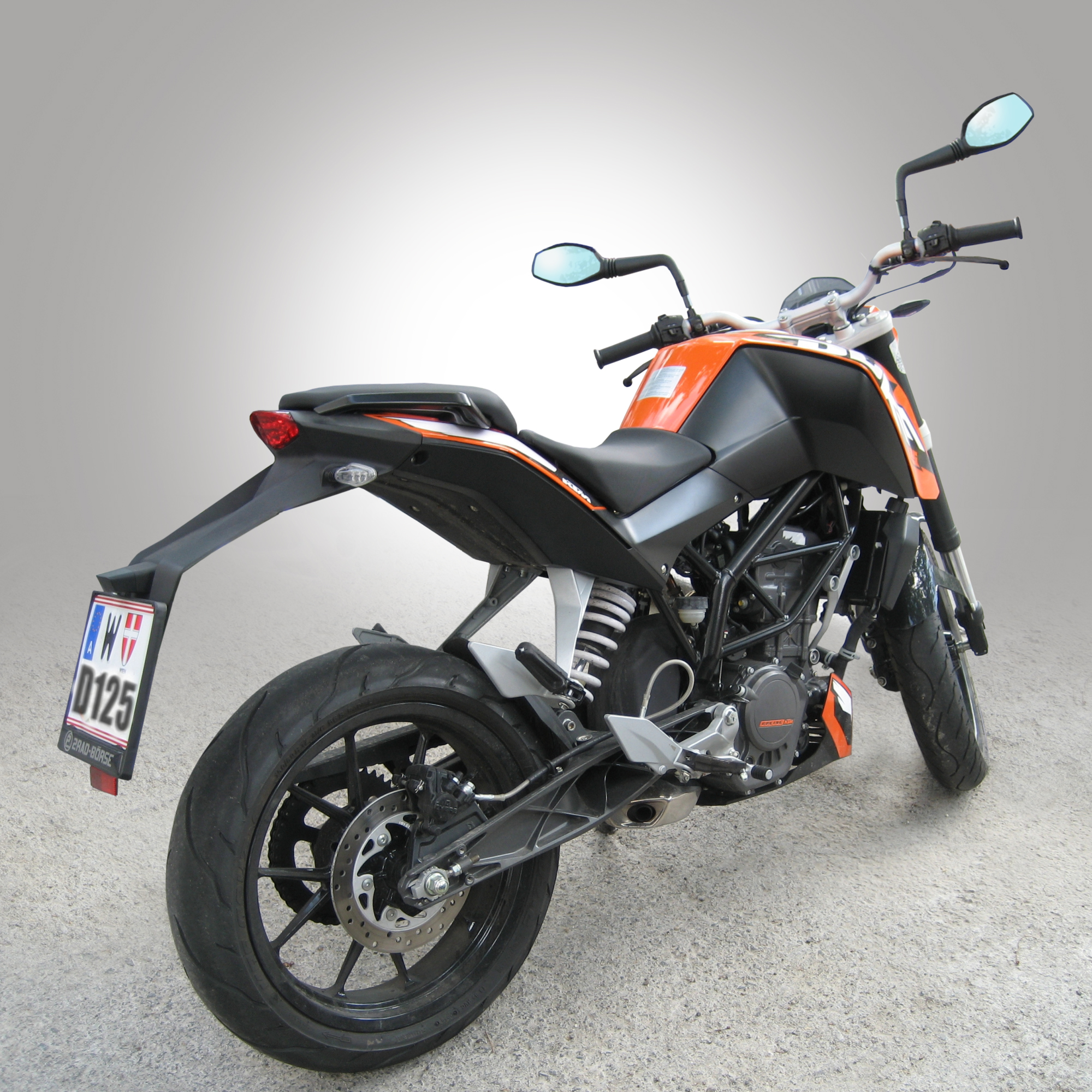 File:KTM Duke 125 noBG.jpg - Wikimedia Commons