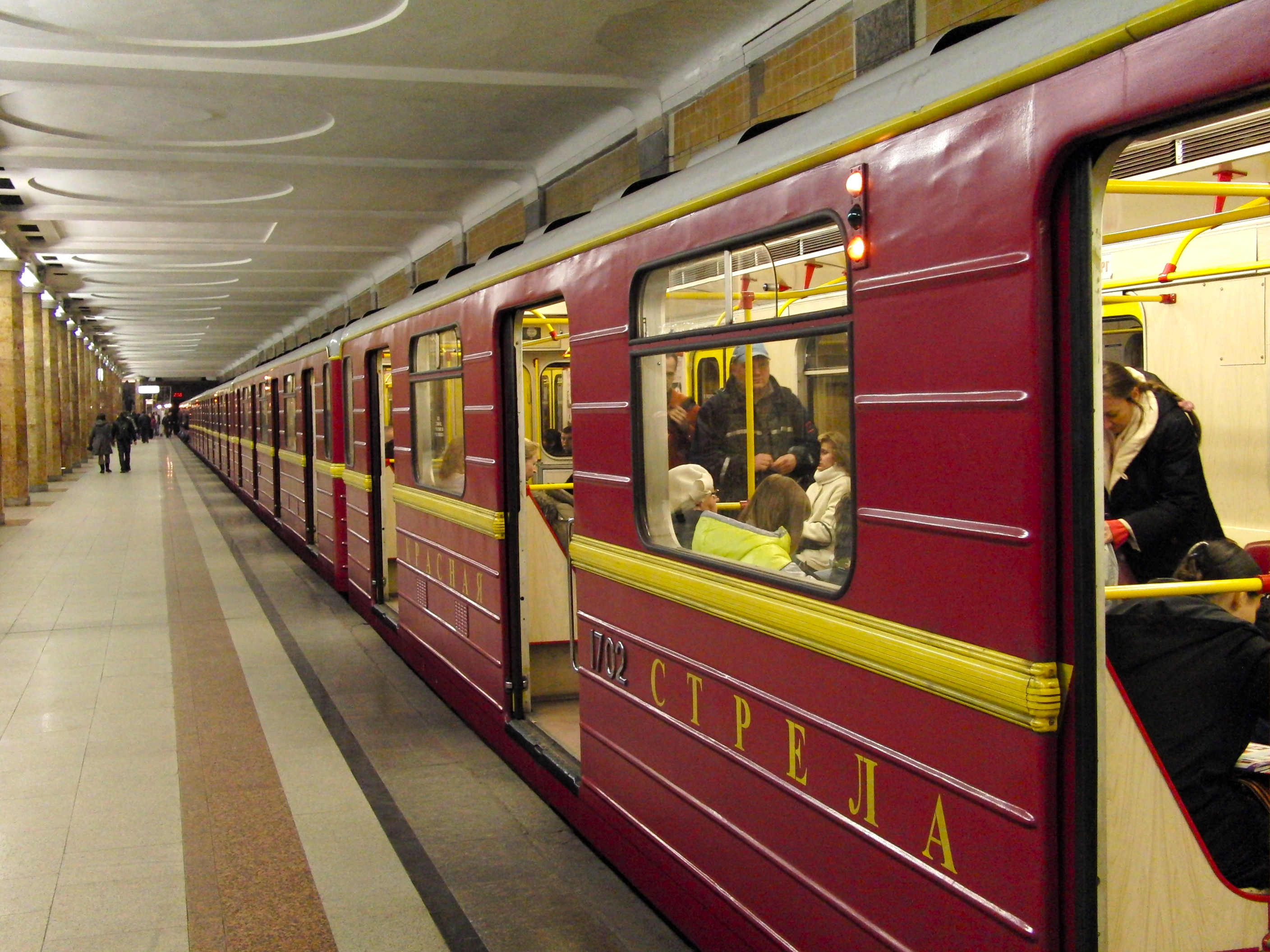File:Krasnaya strela (Red arrow) at Krasnoselskaya station (Метропоезд Красная стрела на станции Красносельская) (5234701298).jpg - Wikimedia