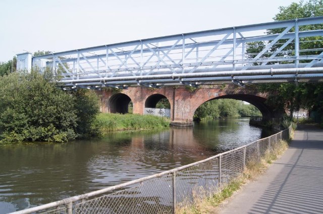 File:Last two bridge over the Kennet - geograph.org.uk - 3569052.jpg