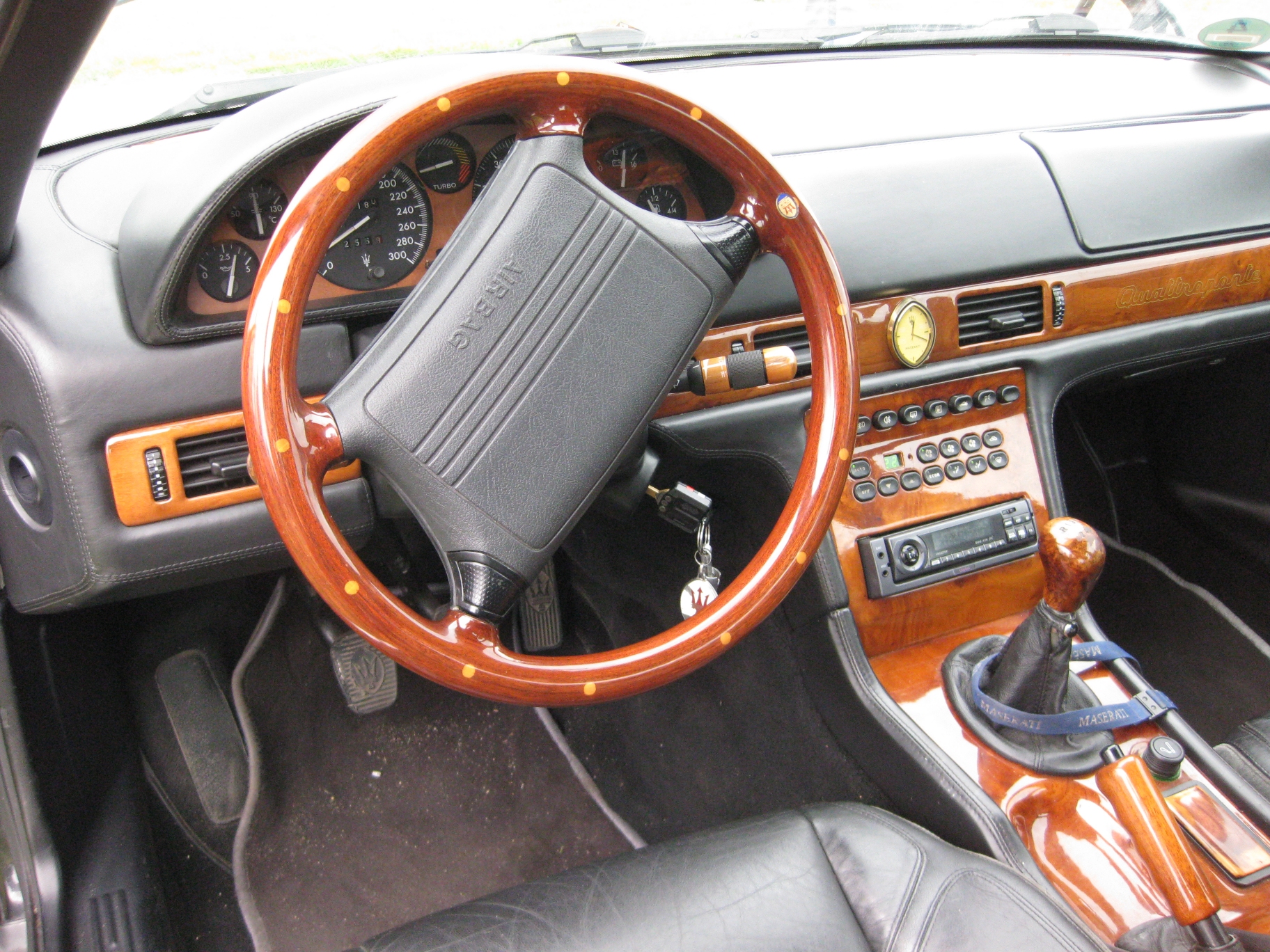 File:Maserati QP IV Cockpit.JPG - Wikimedia Commons