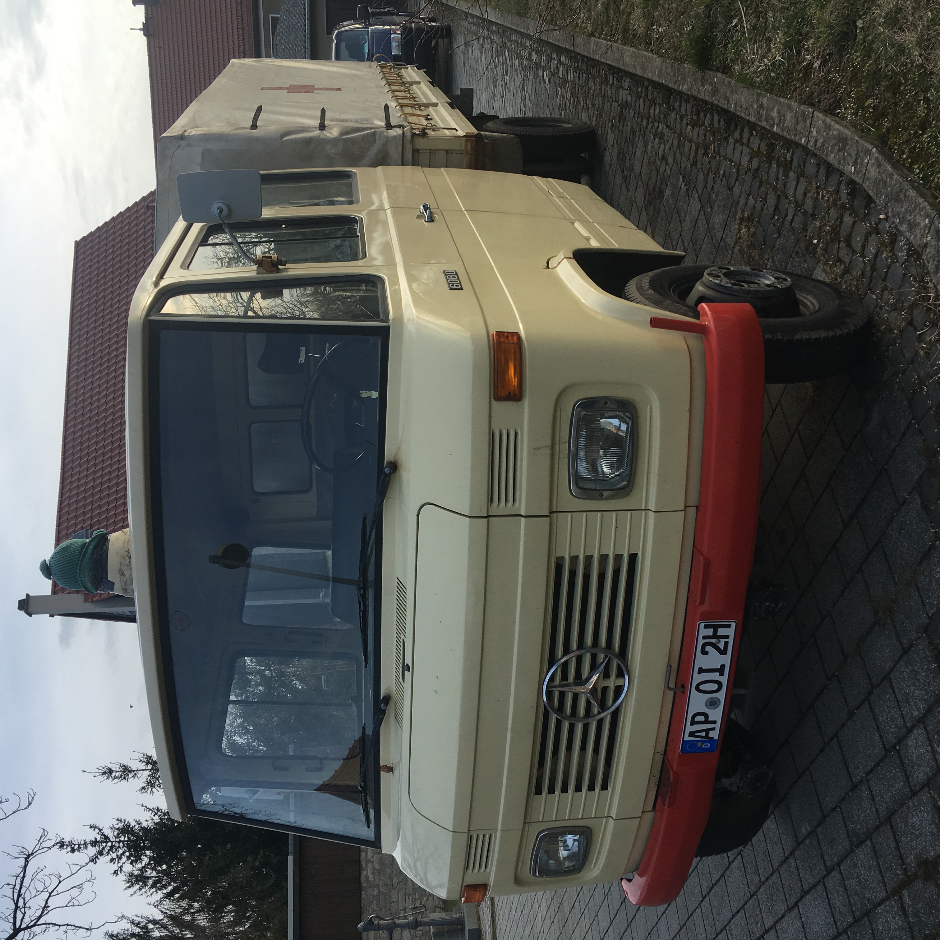 File:Mercedes-Benz 609D, ehemaliger Rot-Kreuz-Transporter.jpg