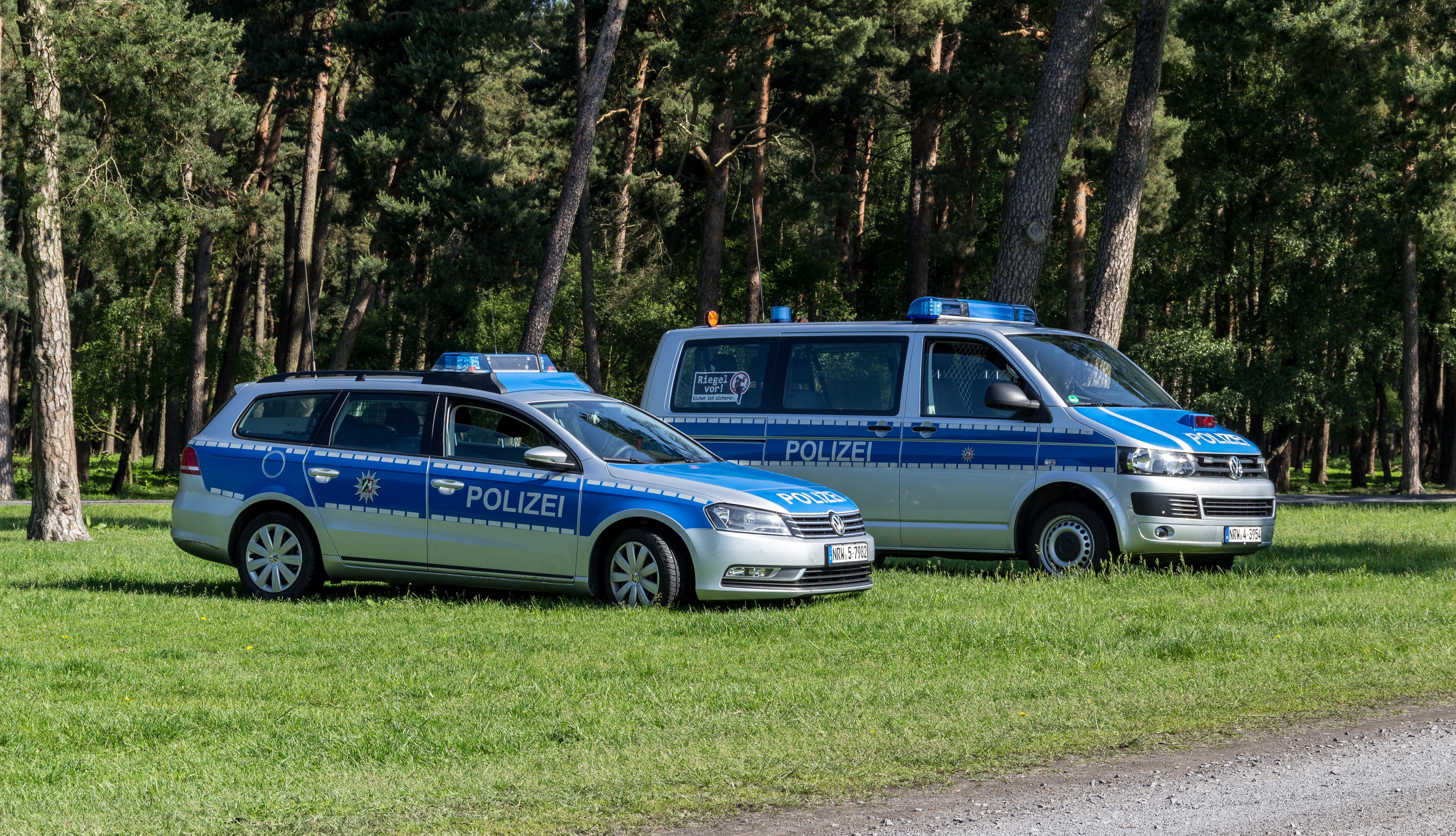 English Police cars (2014) German Polizeifahrzeuge (2014) Galician Coches de policía (2014) color: blue color: silver color: blue color: silver WDPA ID: