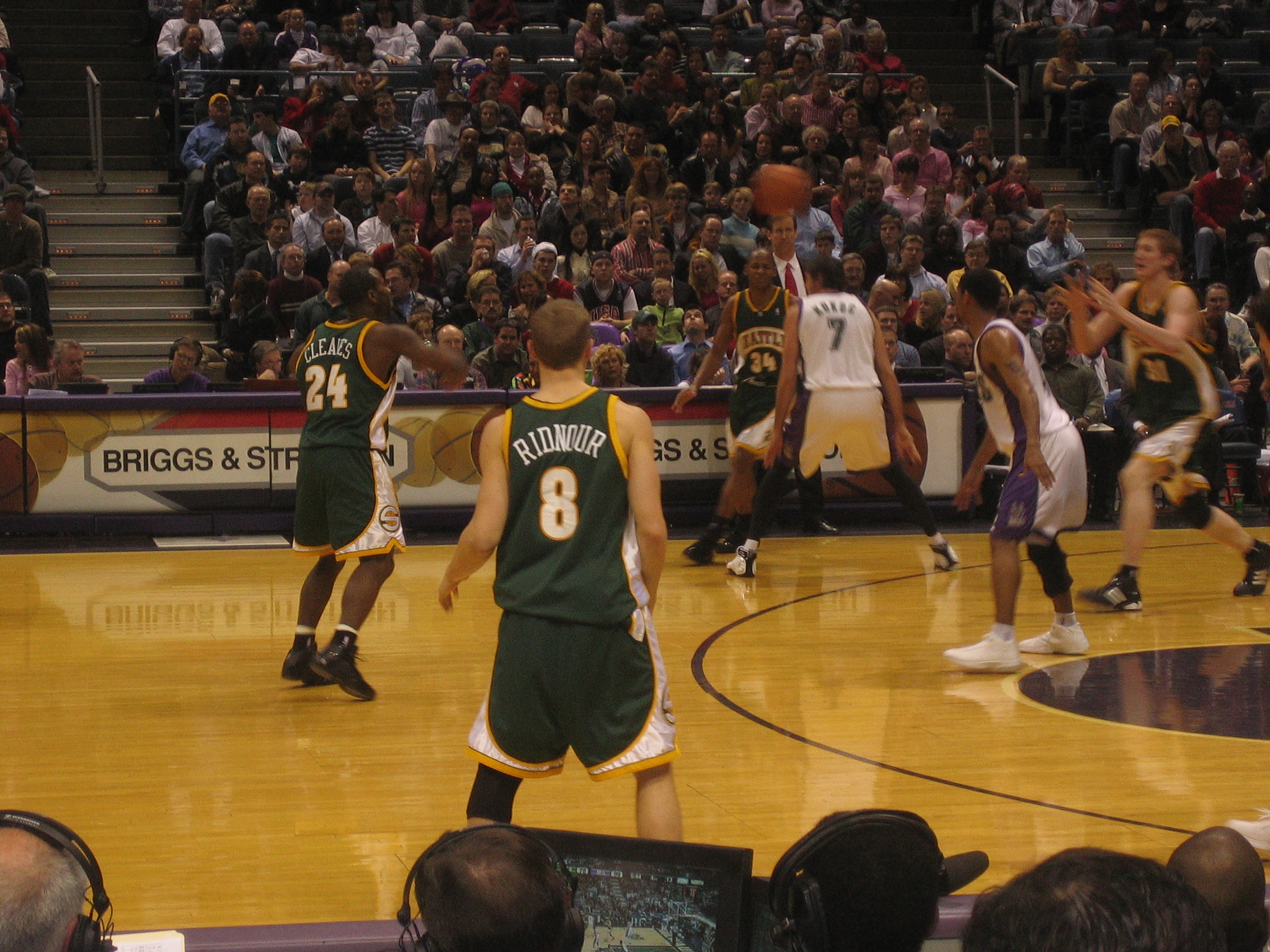File:Milwaukee Bucks vs Seattle SuperSonics - February 14th, 2006 (100071202).jpg - Wikimedia Commons
