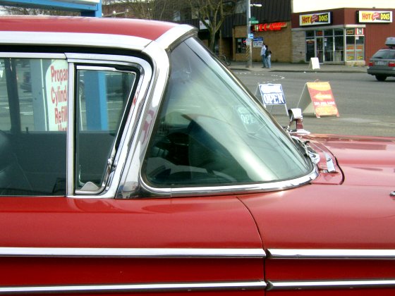 https://upload.wikimedia.org/wikipedia/commons/5/55/Panoramic-windshield.JPG