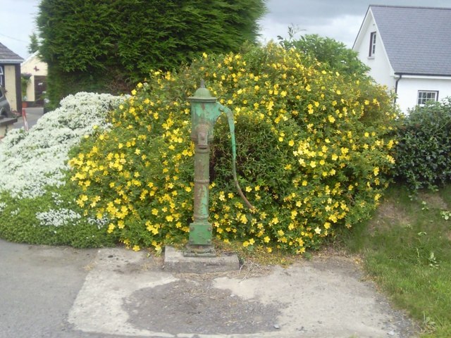 File:Pump, Co Meath - geograph.org.uk - 1948516.jpg