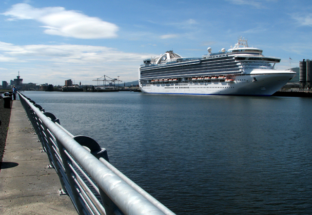 File:The 'Crown Princess' at Belfast - geograph.org.uk - 1378500.jpg