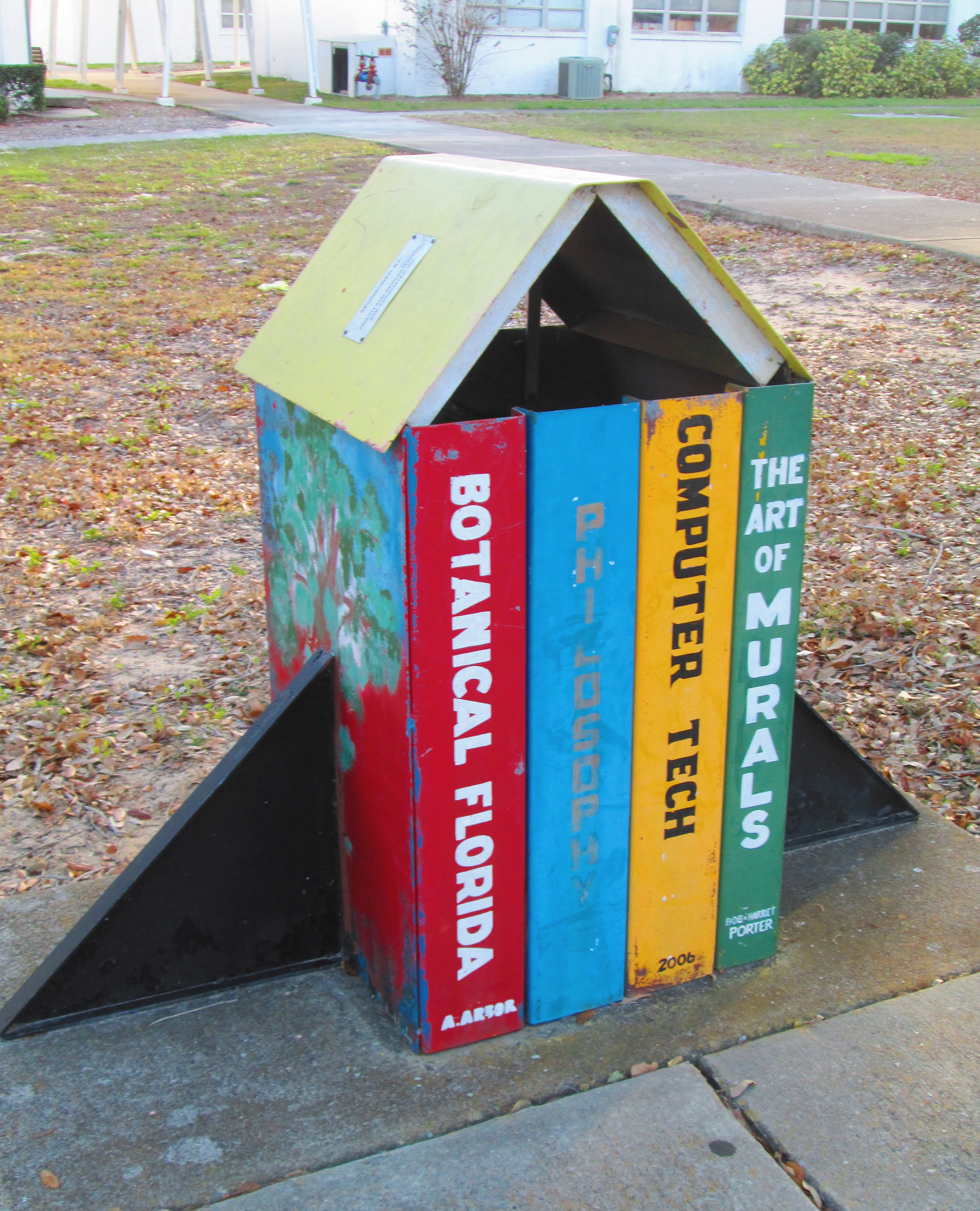 https://upload.wikimedia.org/wikipedia/commons/5/55/Trash_can_-_books%2C_Lake_Placid%2C_Florida.jpg