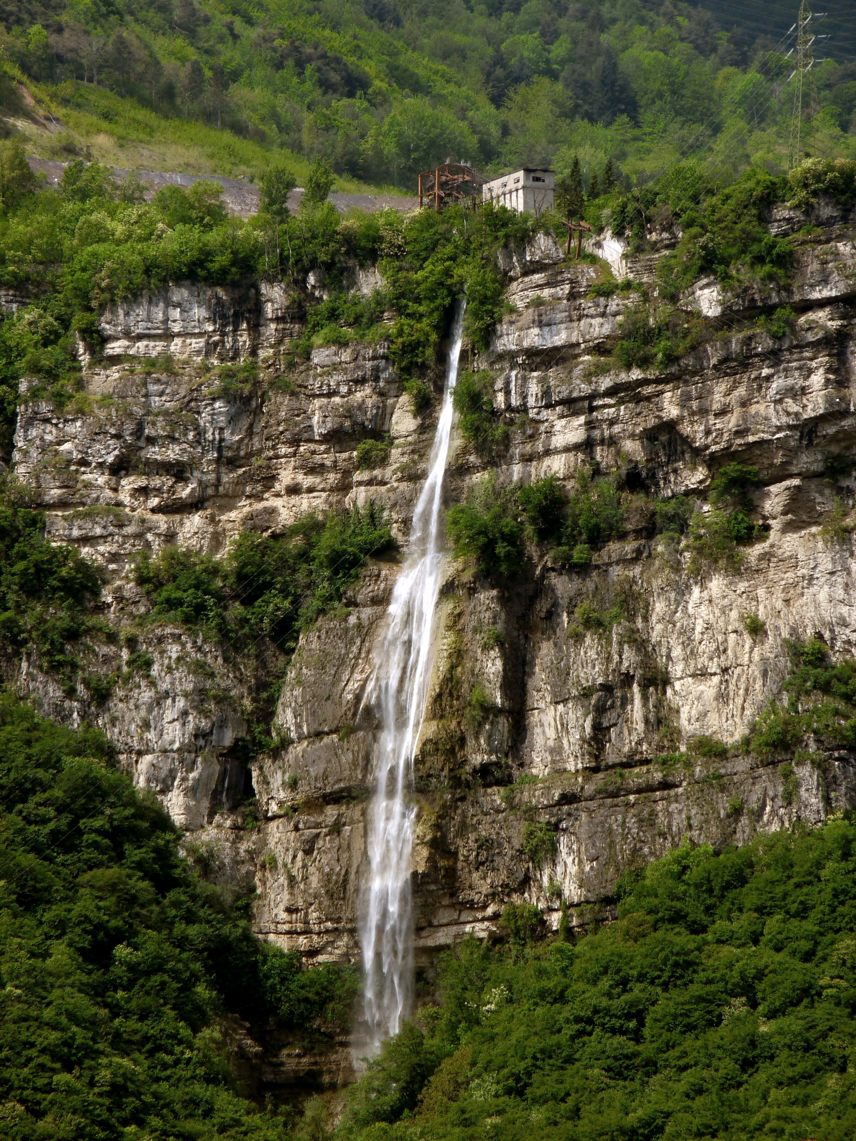 Trento-Sardagna waterfall 2.jpg