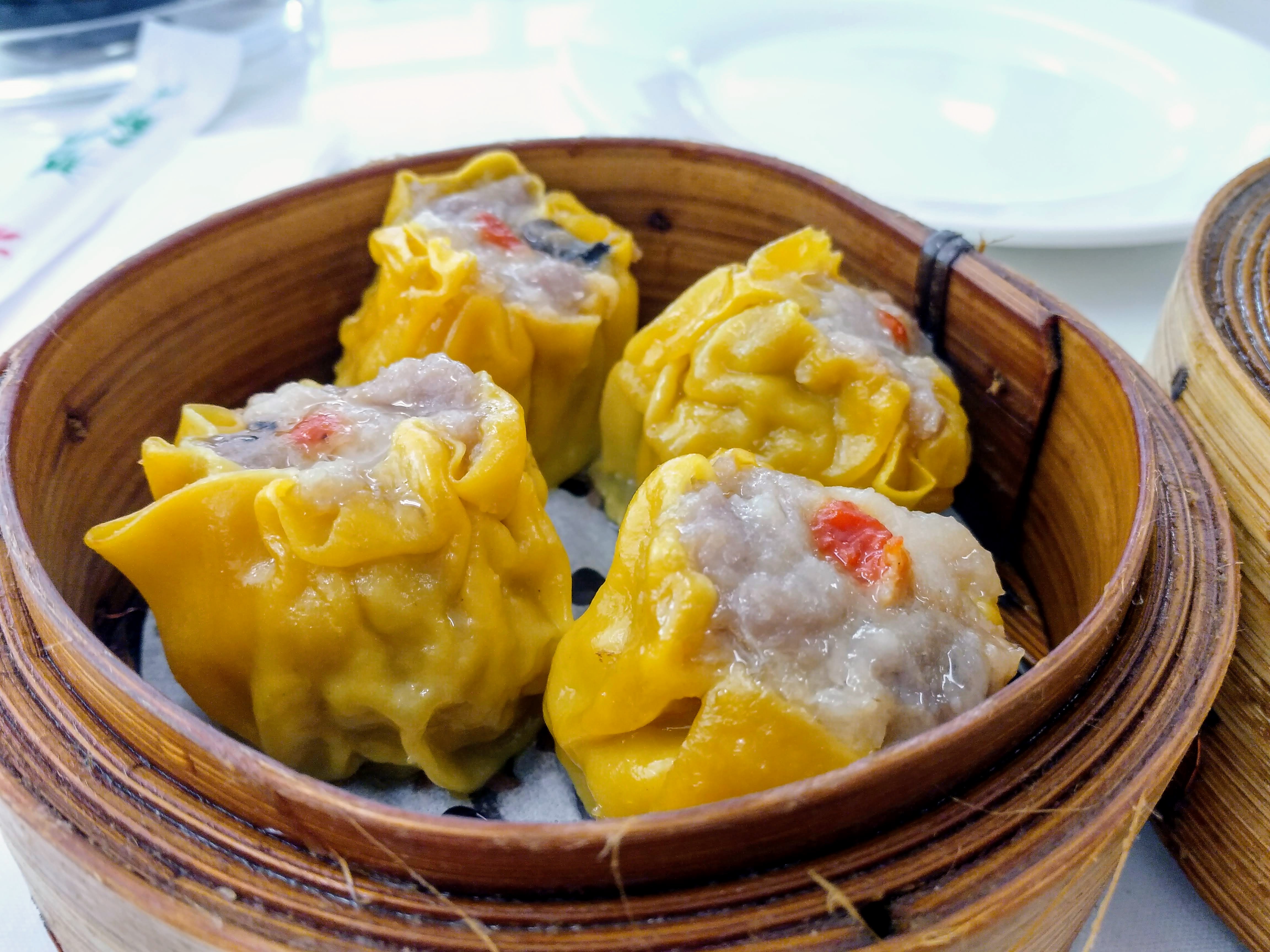 https://upload.wikimedia.org/wikipedia/commons/5/55/Yellow_dim_sum_in_steamer_basket.jpg