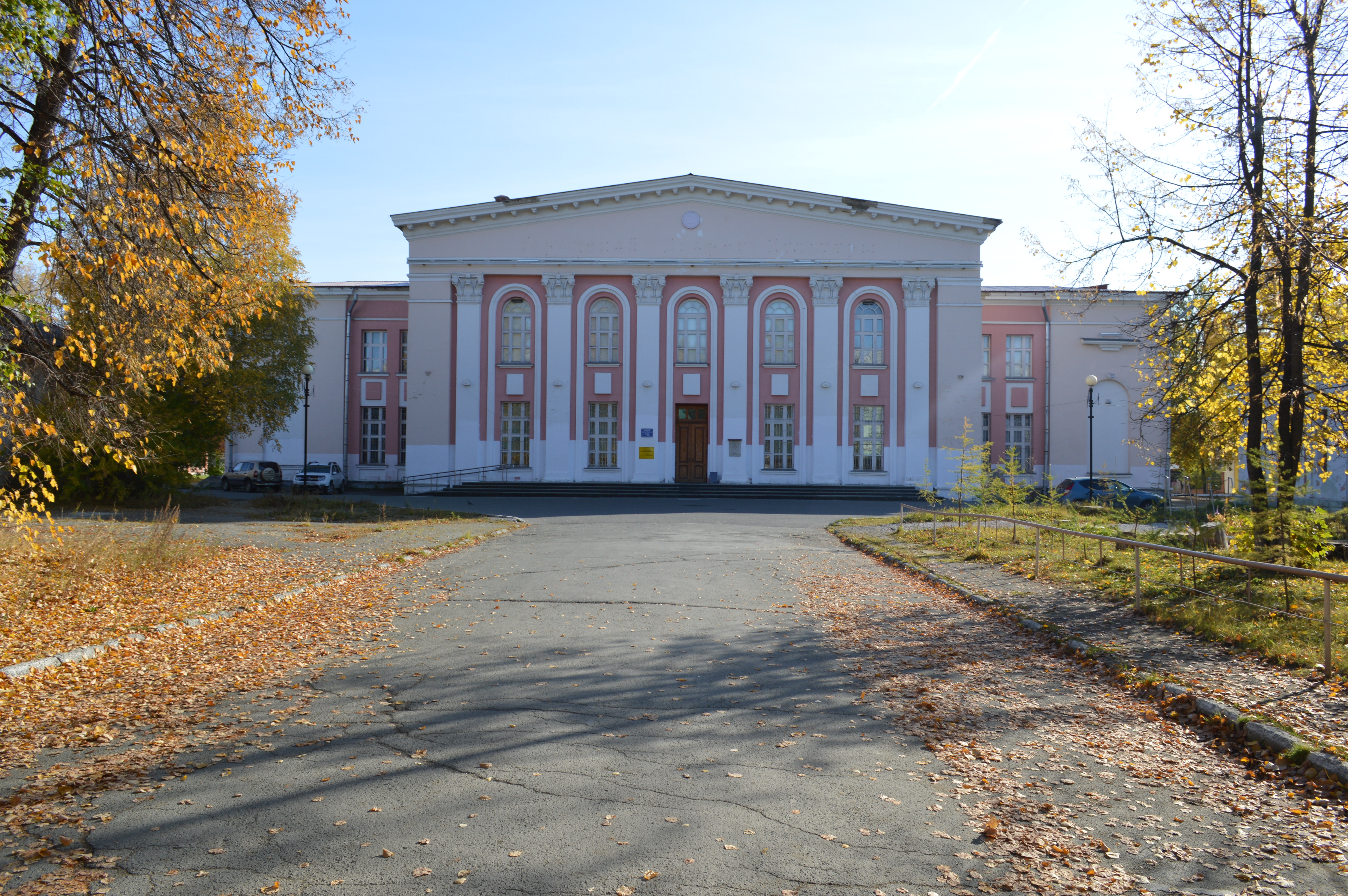 Фото гдк. Городской дворец культуры Краснотурьинск. Краснотурьинск дворец культуры Металлургов. Краснотурьинск архитектура. Дворец культуры ДК база Краснотурьинск.