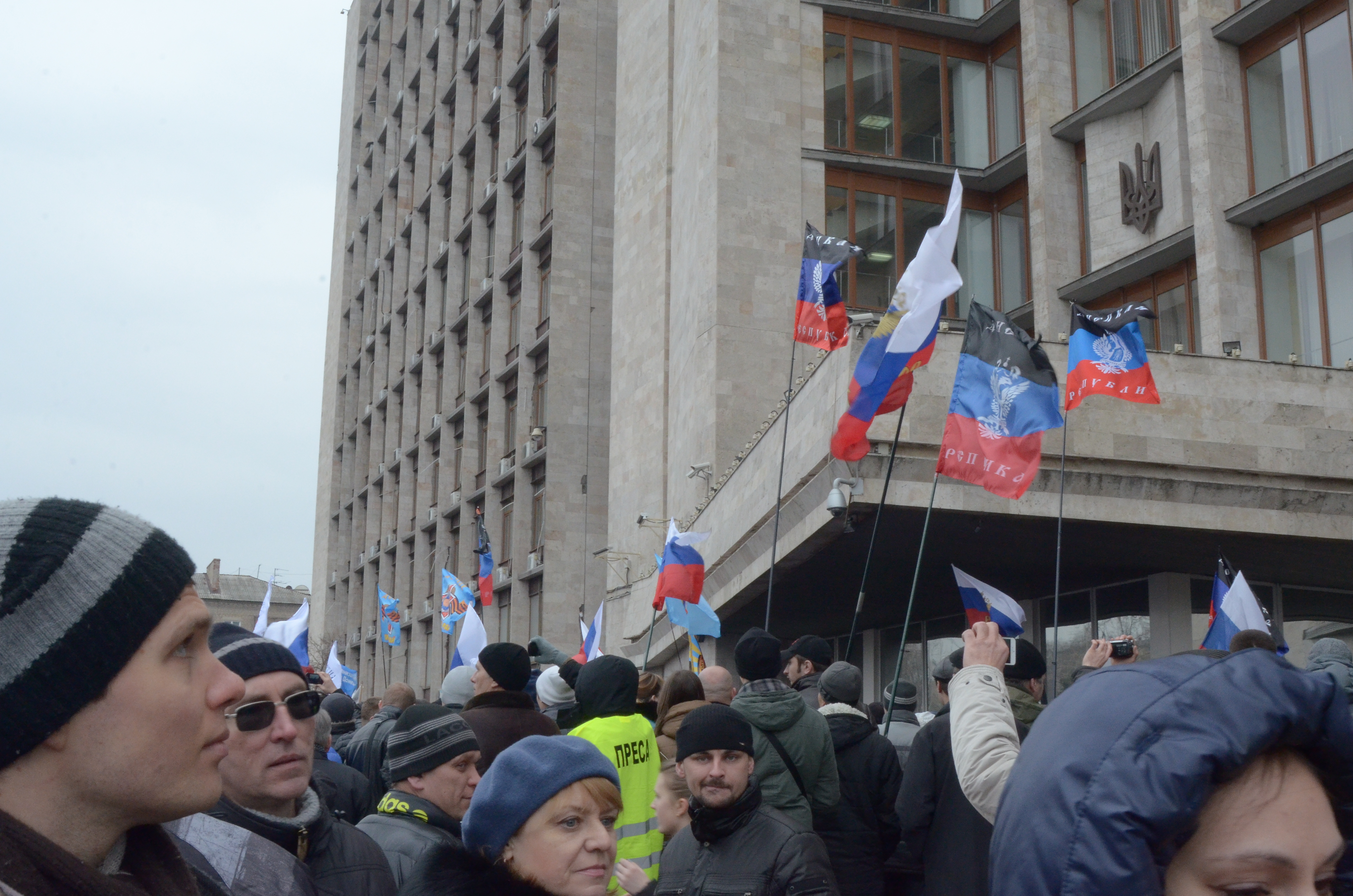 Донецк 2014. Митинг в Донецке 2014. Митинг в Донецке 1 марта 2014. Митинг 2014 март Донецк. Митинг в Донецке.