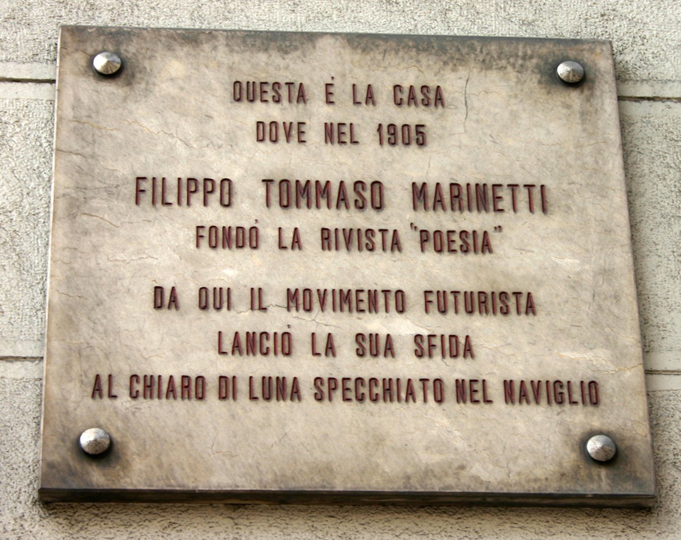 Placa que recuerda la casa milanesa en que Marinetti fundó la revista ''Poesia''.