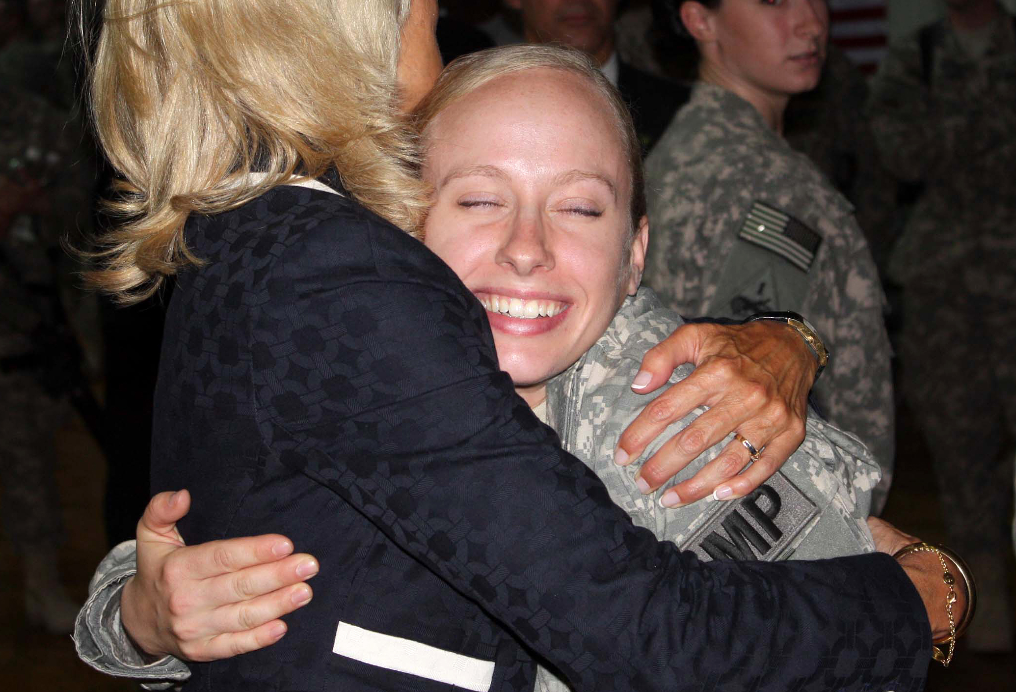 https://upload.wikimedia.org/wikipedia/commons/5/56/A_soldier_beams_as_she_hugs_Dr._Jill_Biden%2C_2010.jpg