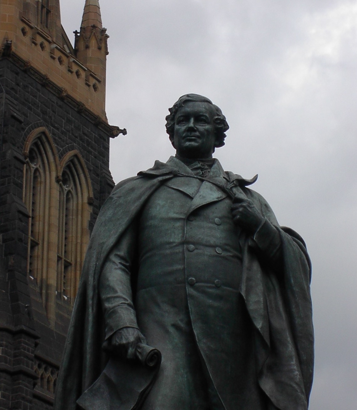 Estatua de Daniel O'Connell ante la Catedral de St Patrick en [[Melbourne