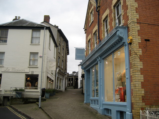 File:Alley off Lion Street, Hay-on-Wye - geograph.org.uk - 437286.jpg