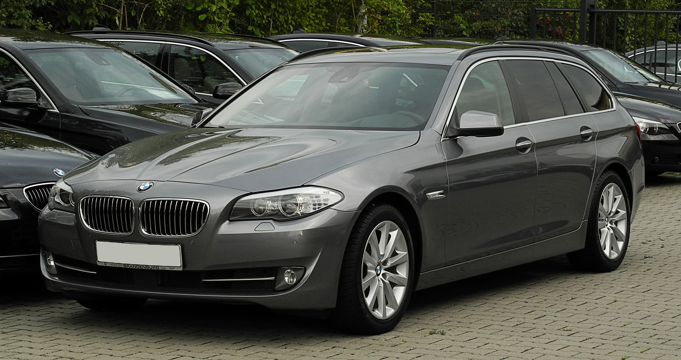 File:BMW 535i Touring (F11) – Frontansicht, 15. August 2011, Mettmann.jpg - Wikimedia  Commons