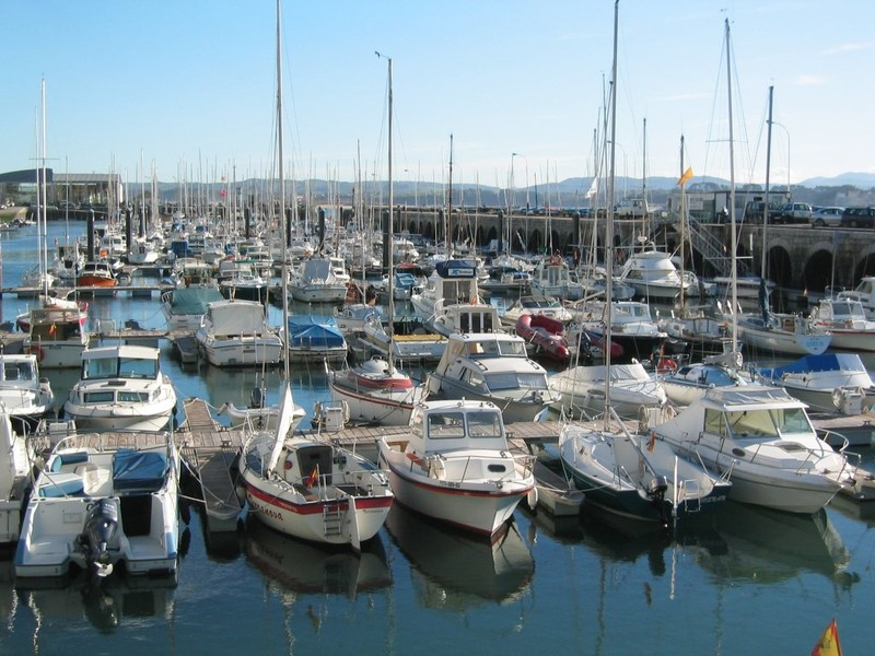 File:Barcos en Puerto Chico.PNG