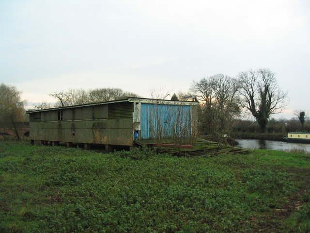 File:Boathouse on the Grand Union Canal - geograph.org.uk - 640316.jpg