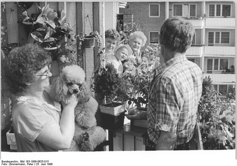 File:Bundesarchiv Bild 183-1986-0625-015, Berlin, Balkonszene, Nachbarn.jpg