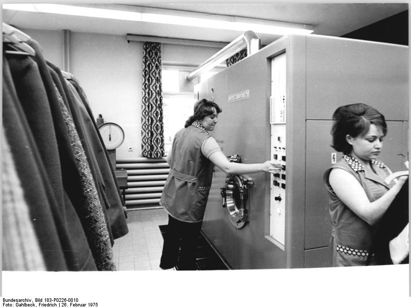 File:Bundesarchiv Bild 183-P0226-0010, Dommitzsch-Trossin, Blick in die Reinigung.jpg